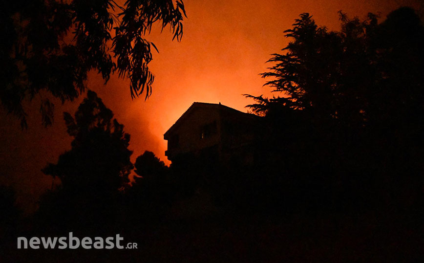 Φωτιά στην Πεντέλη: Στη μάχη ρίχνονται τα εναέρια πυροσβεστικά μέσα