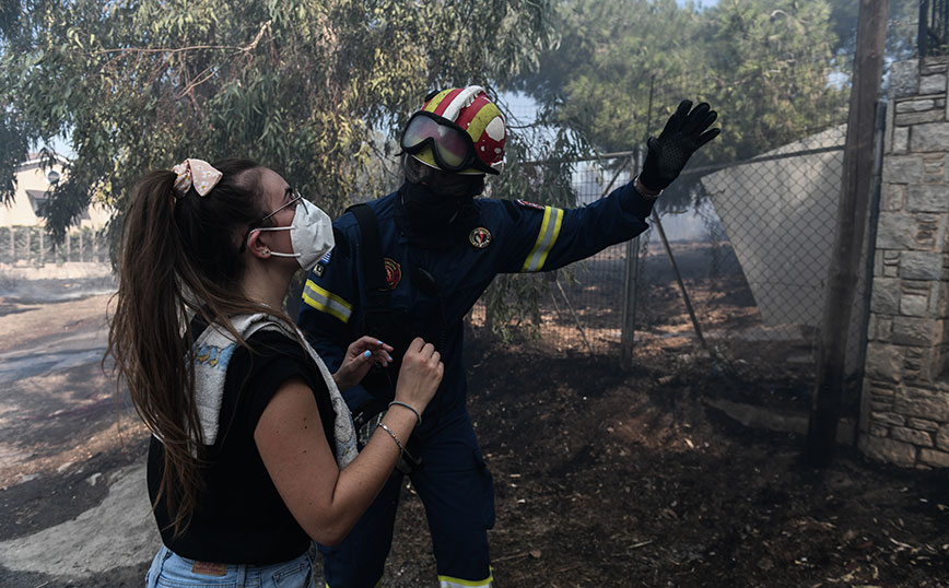 Φωτιά στην Πεντέλη: Οδηγίες πνευμονολόγων για την προστασία από την έκθεση στον καπνό και τα αιωρούμενα σωματίδια