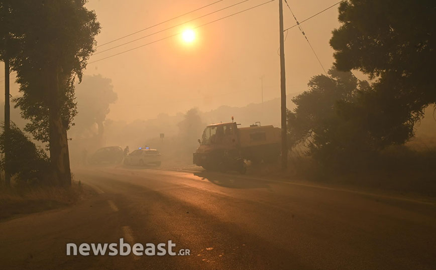 Φωτορεπορτάζ του Newsbeast από τη φωτιά στην Πεντέλη – «Χάθηκε» στους καπνούς η περιοχή