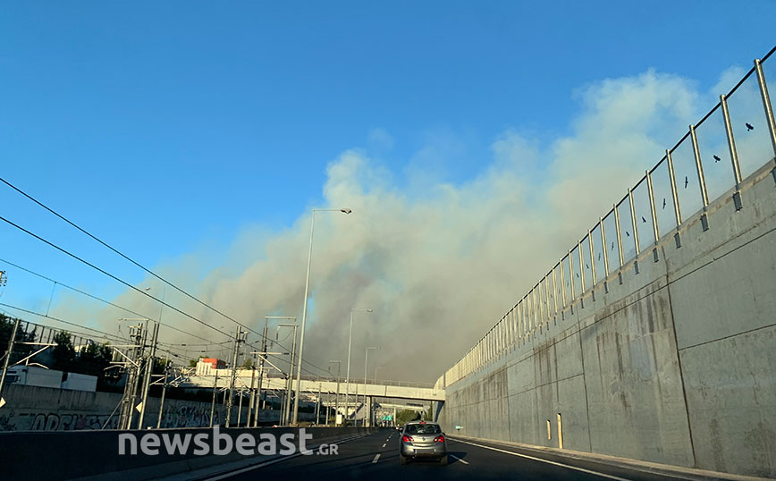 Οι καπνοί από τη φωτιά της Πεντέλης κάλυψαν την Αττική Οδό