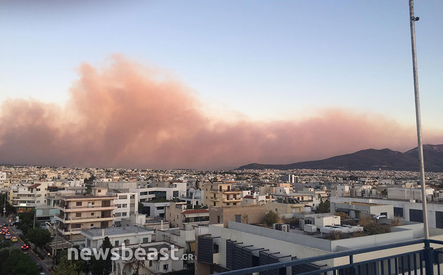 Οι καπνοί από τη φωτιά της Πεντέλης καλύπτουν τον ουρανό της Αθήνας – Δείτε φωτογραφίες