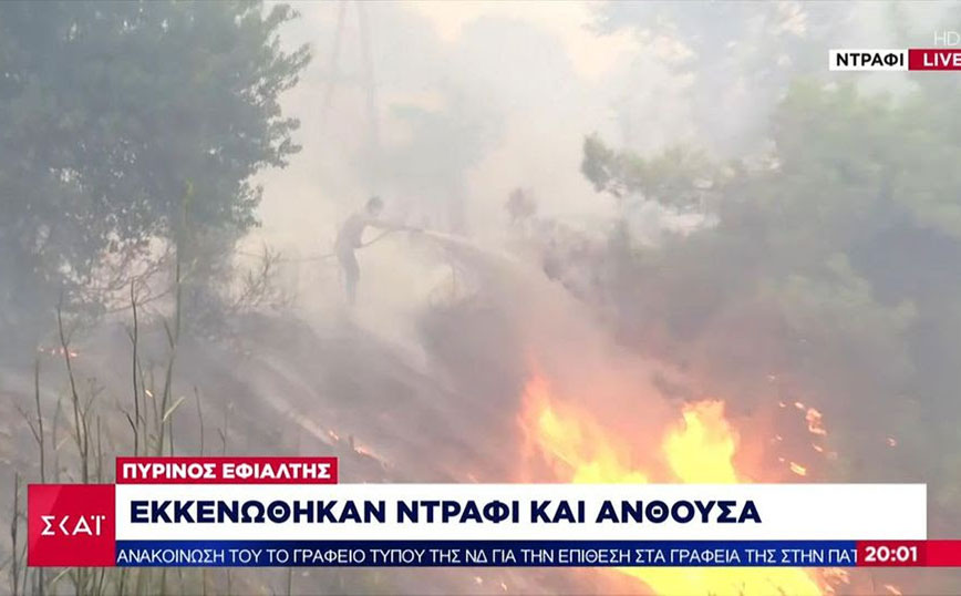 Φωτιά στην Πεντέλη: Κάτοικος προσπαθεί με λάστιχο να βοηθήσει την Πυροσβεστική και να σβήσει φωτιά σε χαράδρα
