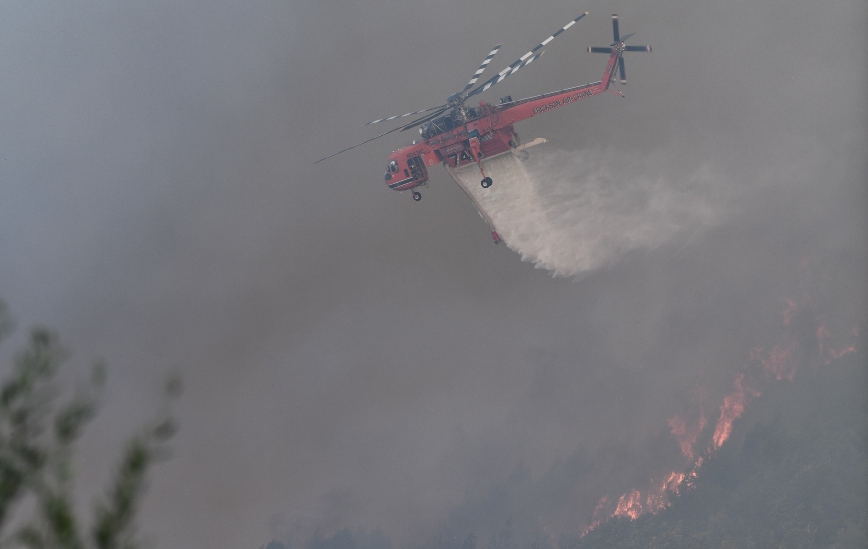 Φωτιά στο Λουτράκι: Μήνυμα 112 για εκκένωση στο Καλαμάκι Ισθμίων και στον Παράδεισο