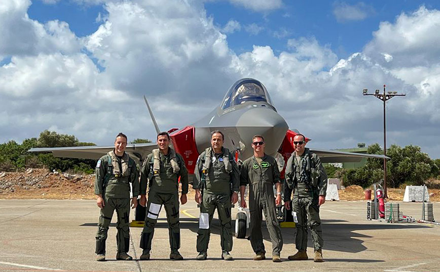 Θεμιστοκλής Μπουρολιάς: Ο αρχηγός της Πολεμικής Αεροπορίας πέταξε με F-16 απέναντι σε αμερικανικά F-35