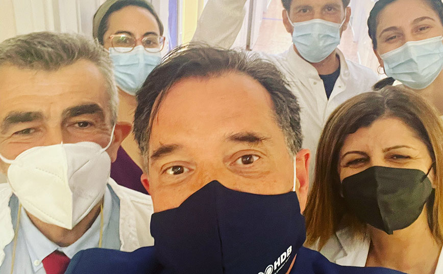 Άδωνις Γεωργιάδης: Έκανε την 4η δόση του εμβολίου για τον κορονοϊό και έβγαλε selfie με τους νοσηλευτές