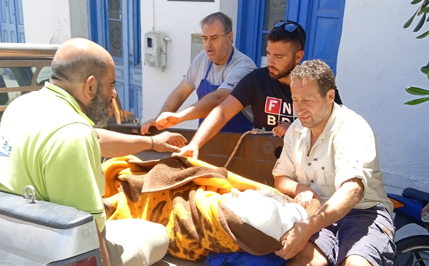 Απίστευτες εικόνες στην Ικαρία: Μετέφεραν ασθενή τυλιγμένη με κουβέρτα σε καρότσα αγροτικού
