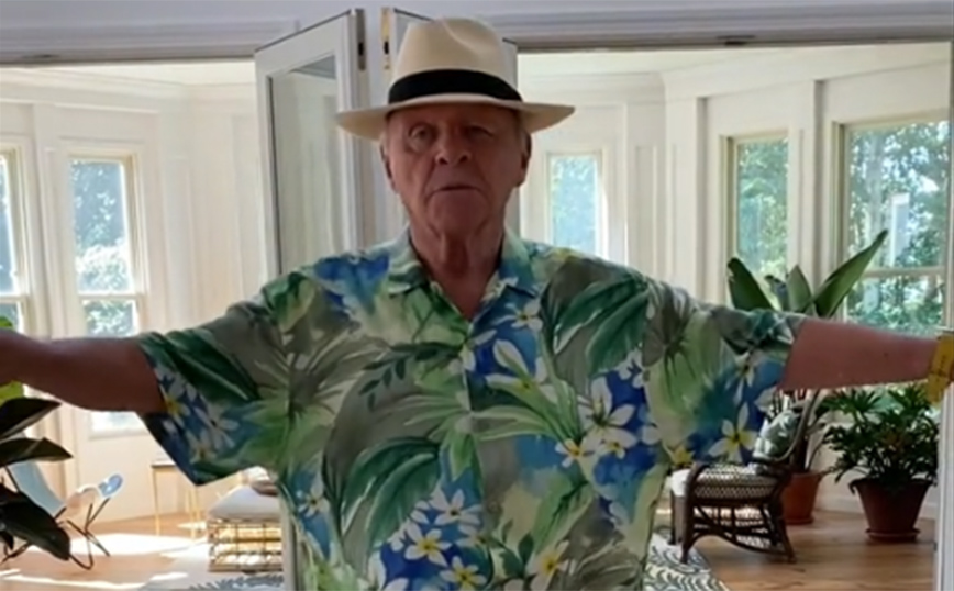 Απολαυστικός Άντονι Χόπκινς: Χορεύει στα 84 με χαβανέζικο πουκάμισο στο TikTok
