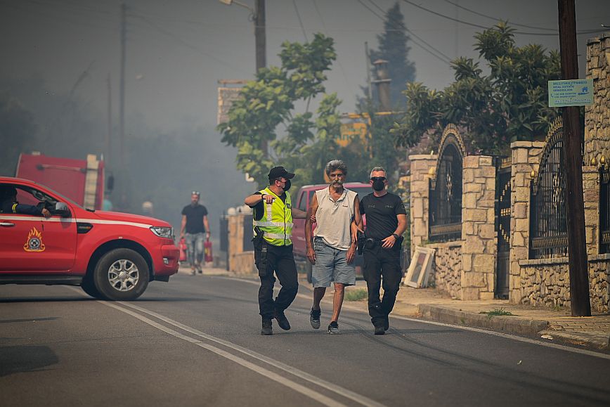 Φωτιά στην Ηλεία: Δραματική κατάσταση στα Κρέστενα, στα σπίτια έφτασαν οι φλόγες &#8211; Δείτε φωτογραφίες