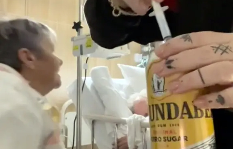 Βίντεο: Η κόρη δίνει στον πατέρα το τελευταίο του αγαπημένο ποτό προτού πεθάνει