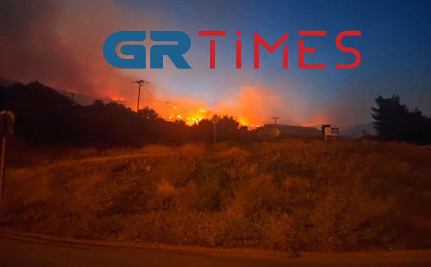 Φωτιά στην Άμφισσα: Οι φλόγες απειλούν εργοστάσια στην Ιτέα