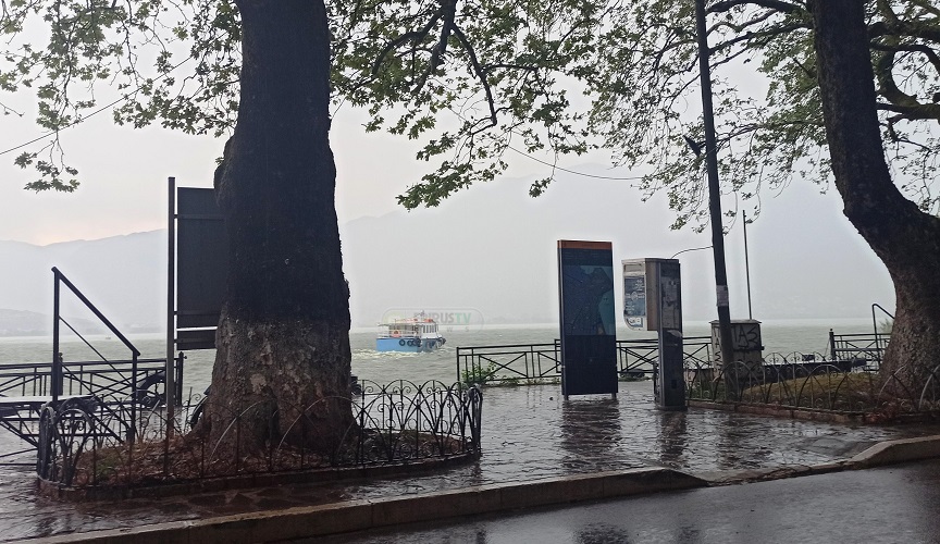 Ιωάννινα: Ισχυρό μπουρίνι – Έπεσαν δέντρα – Λαχτάρησαν επιβάτες σε καραβάκι στη λίμνη
