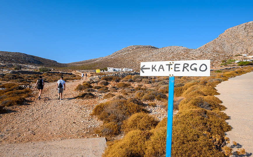 Ταμπέλα που οδηγεί στην παραλία Κάτεργο Ταμπέλα που οδηγεί στην παραλία Κάτεργο