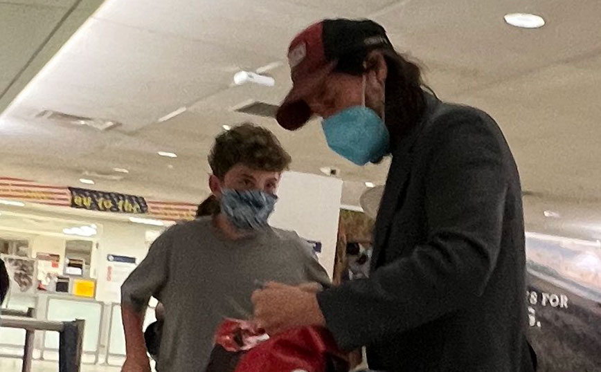 Κιάνου Ρίβς: Το αγόρι που «τρέλανε» τον ηθοποιό σε αεροδρόμιο έγινε viral