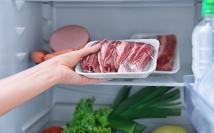 Ωμό κρέας στο ψυγείο Ωμό κρέας στο ψυγείο