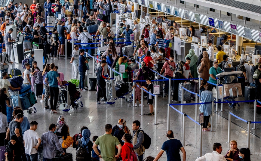 Ουρές ταξιδιωτών σε αεροδρόμιο της Γερμανίας Ουρές ταξιδιωτών σε αεροδρόμιο της Γερμανίας