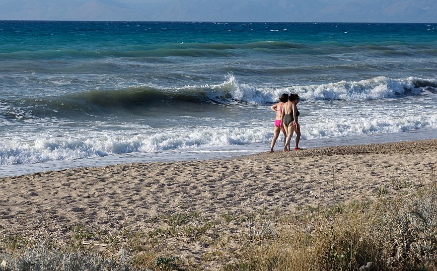 Καιρός: Ζέστη με μελτέμια και καταιγίδες &#8211; Προειδοποίηση για αστραπόβροντα και χαλάζι