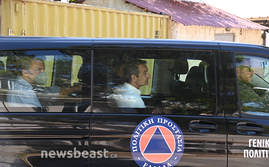 Αυτοψία Μητσοτάκη στις πληγείσες περιοχές της Πεντέλης