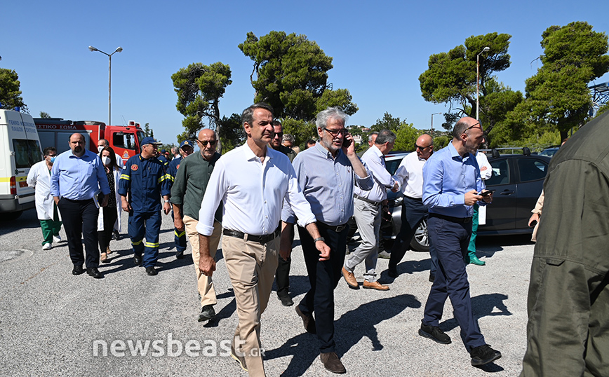 Αυτοψία Μητσοτάκη στις πληγείσες περιοχές της Πεντέλης