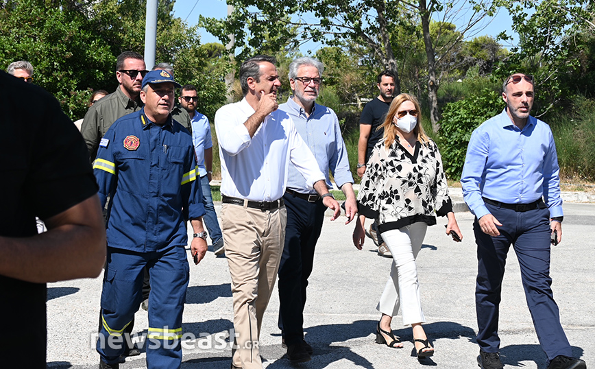 Αυτοψία Μητσοτάκη στις πληγείσες περιοχές της Πεντέλης