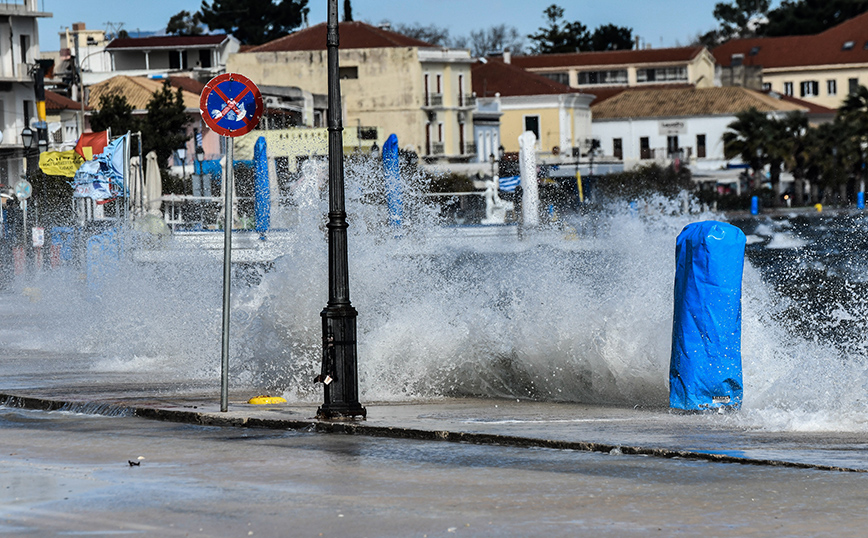 Προσαράξεις σκαφών στην Πρέβεζα και στη Θήρα λόγω της κακοκαιρίας