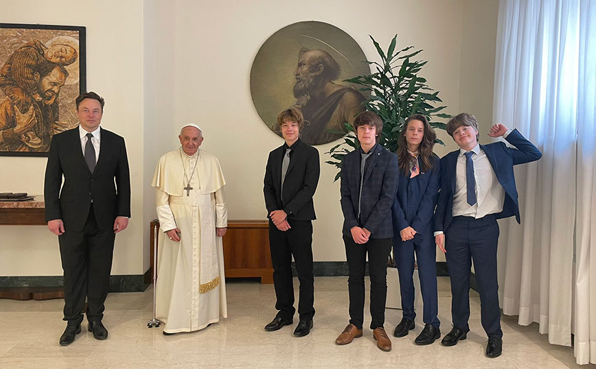 Έλον Μασκ: Οικογενειακή φωτογραφία μαζί με τον… Πάπα Φραγκίσκο