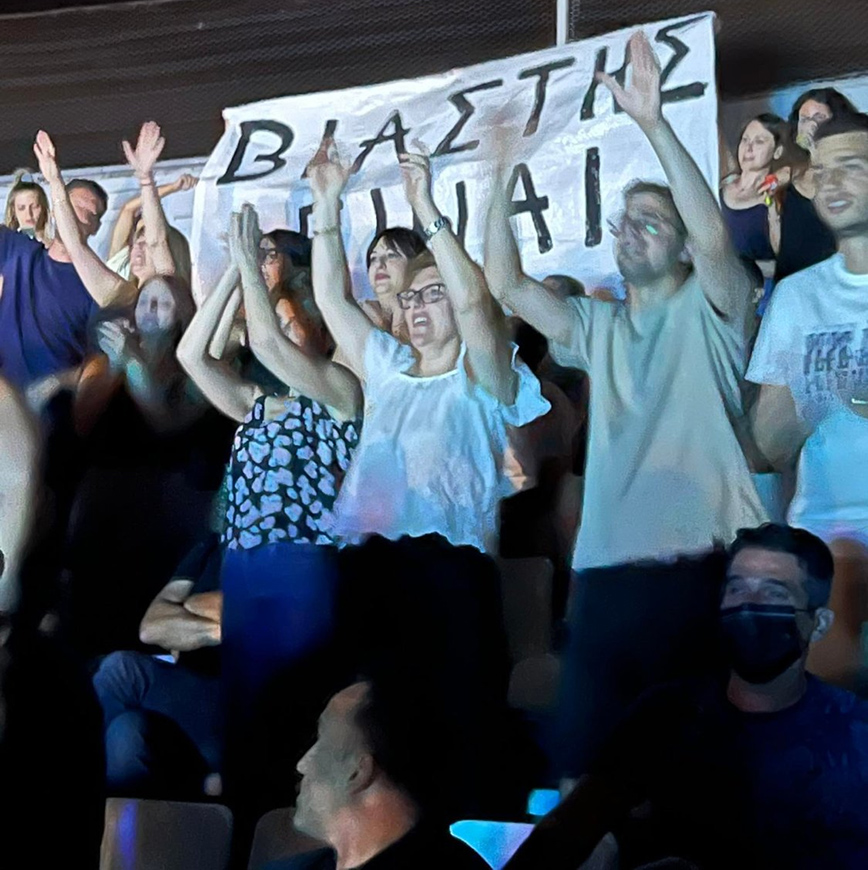 Δημήτρης Λιγνάδης: Σήκωσαν πανό που έγραφε «βιαστής είναι» και στη συναυλία του Σωκράτη Μάλαμα στη Λάρισα