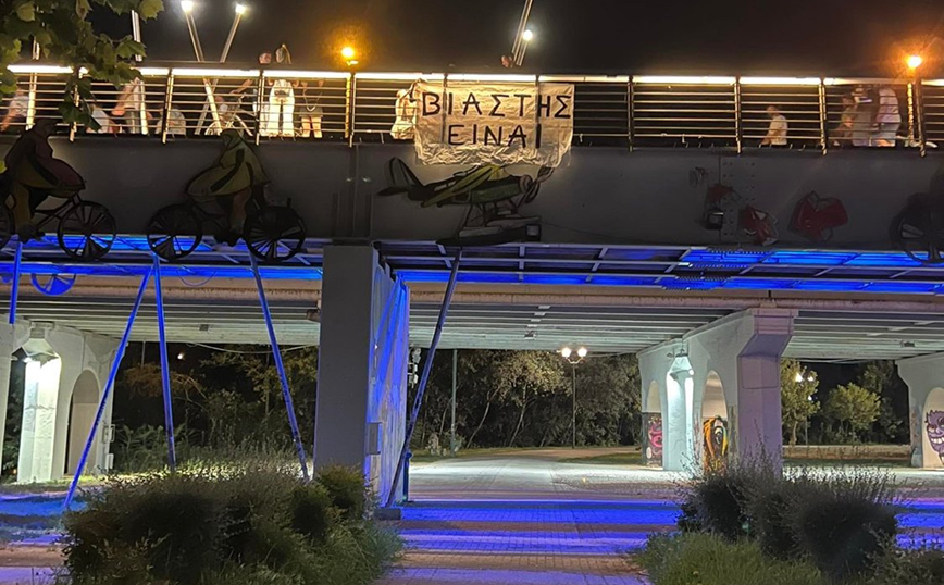 Πανό για τον Λιγνάδη που γράφει «βιαστής είναι»