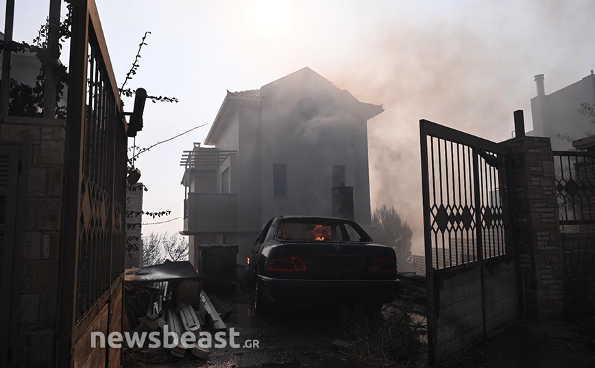 Φωτιά στην Πεντέλη: 126 σπίτια και μια εκκλησία έχουν καεί μέχρι στιγμής