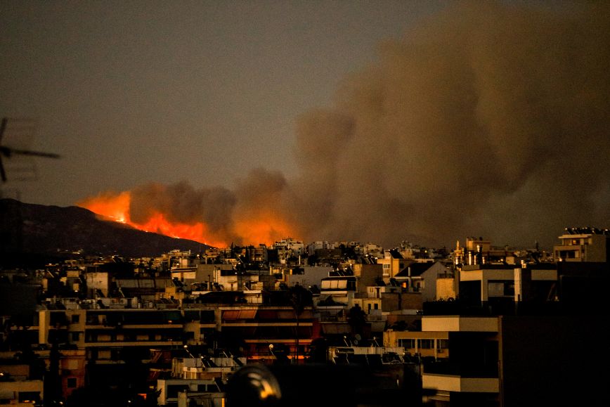 Φωτιά τώρα στην Πεντέλη: Στα 80χλμ/ώρα η ταχύτητα των ανέμων &#8211; 600 απομακρύνσεις ανθρώπων