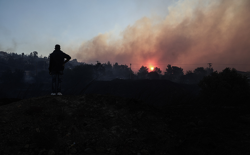 Φωτιά στην Πεντέλη – Δήμαρχος Ραφήνας: Δίνουμε μάχη για να μην μπει στον οικισμό της Διώνης – Άνθρωποι δεν φεύγουν