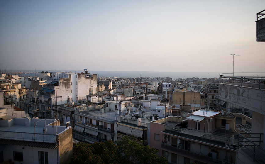 Θεσσαλονίκη: Μία 27χρονη γυναίκα αποπειράθηκε να αυτοκτονήσει &#8211; Έπεσε από ύψος 10 μέτρων