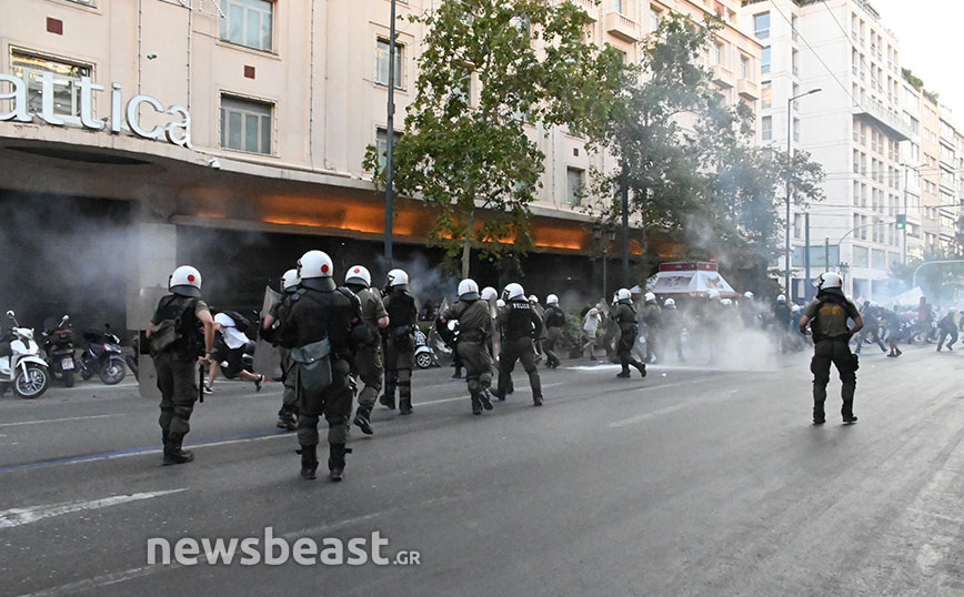 Γιάννης Μιχαηλίδης: Επεισόδια με χημικά στην πορεία για τον απεργό πείνας στο Σύνταγμα