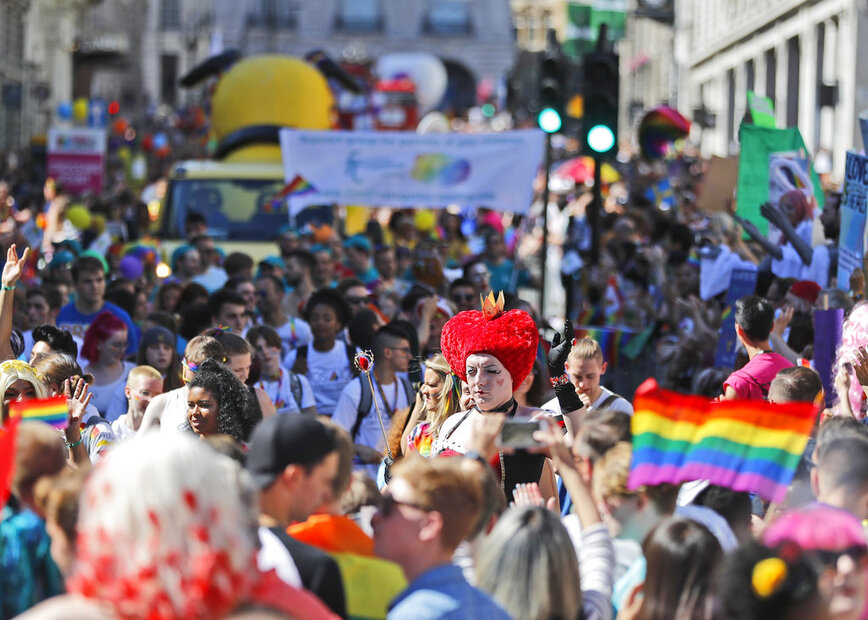 Βρετανία: Η κοινότητα των ΛΟΑΤΚΙ γιορτάζει τα 50 χρόνια από το πρώτο Pride στο Λονδίνο