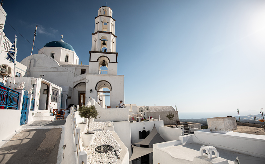 Κυκλαδίτικη εκκλησία και καμπαναριό στον Πύργο Σαντορίνης Κυκλαδίτικη εκκλησία και καμπαναριό στον Πύργο Σαντορίνης