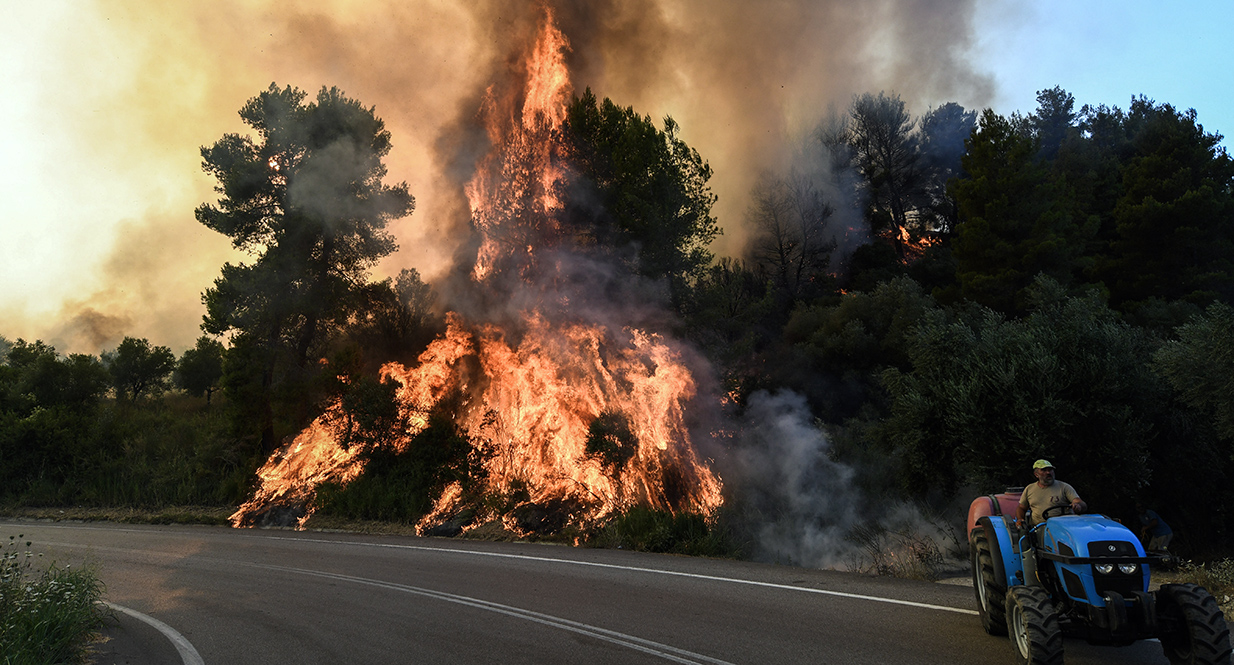Φωτιά τώρα: Συνεχίζεται η μάχη στη Δαδιά &#8211; Καλύτερη εικόνα σε Λέσβο και Ηλεία