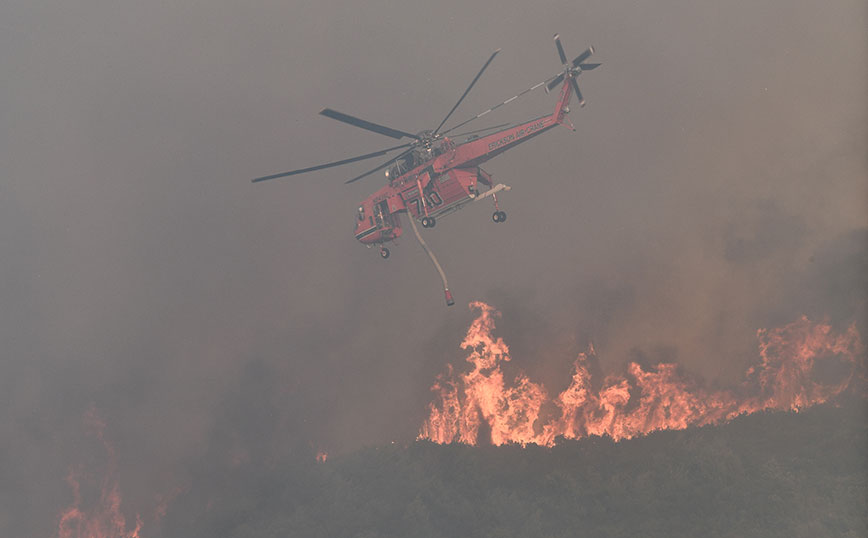 Φωτιά στην Ηλεία: «Καλύτερη η εικόνα» &#8211; Οι πυροσβέστες αντιμέτωποι με τα «καντηλάκια»