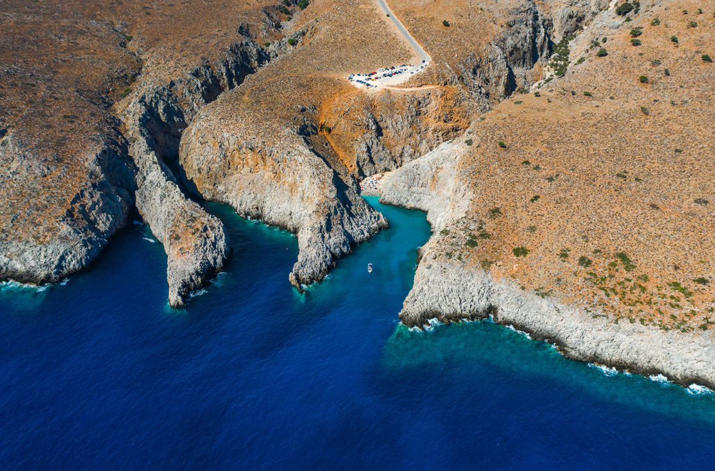 Σεϊτάν Λιμάνια: Η παραλία στα Χανιά με τα γαλαζοπράσινα νερά και το βραχώδες τοπίο