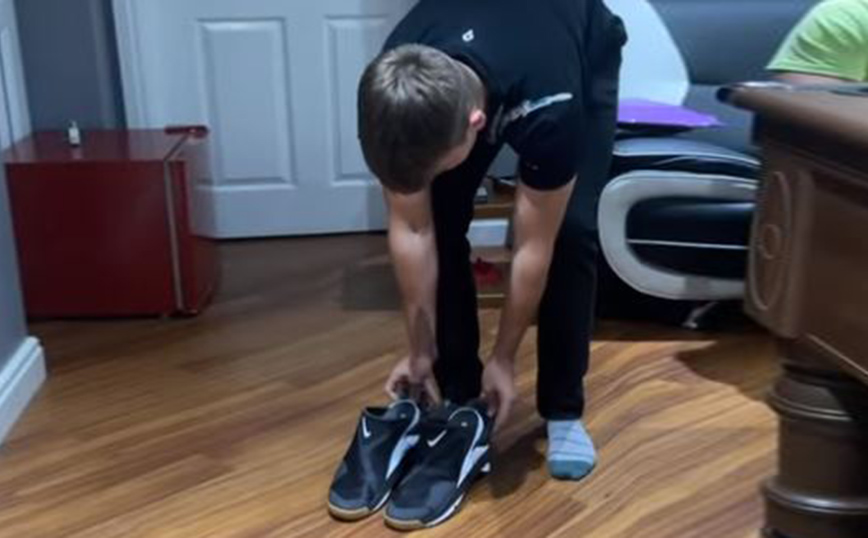 Σίγουρα αυτός δεν είναι ο πιο απλός τρόπος να βάλεις τα παπούτσια σου