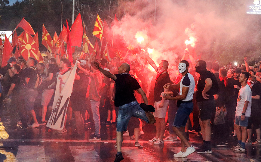 Επεισόδια στα Σκόπια: Πέτρες, καπνογόνα και συγκρούσεις έξω από τη Βουλή – Δείτε φωτογραφίες