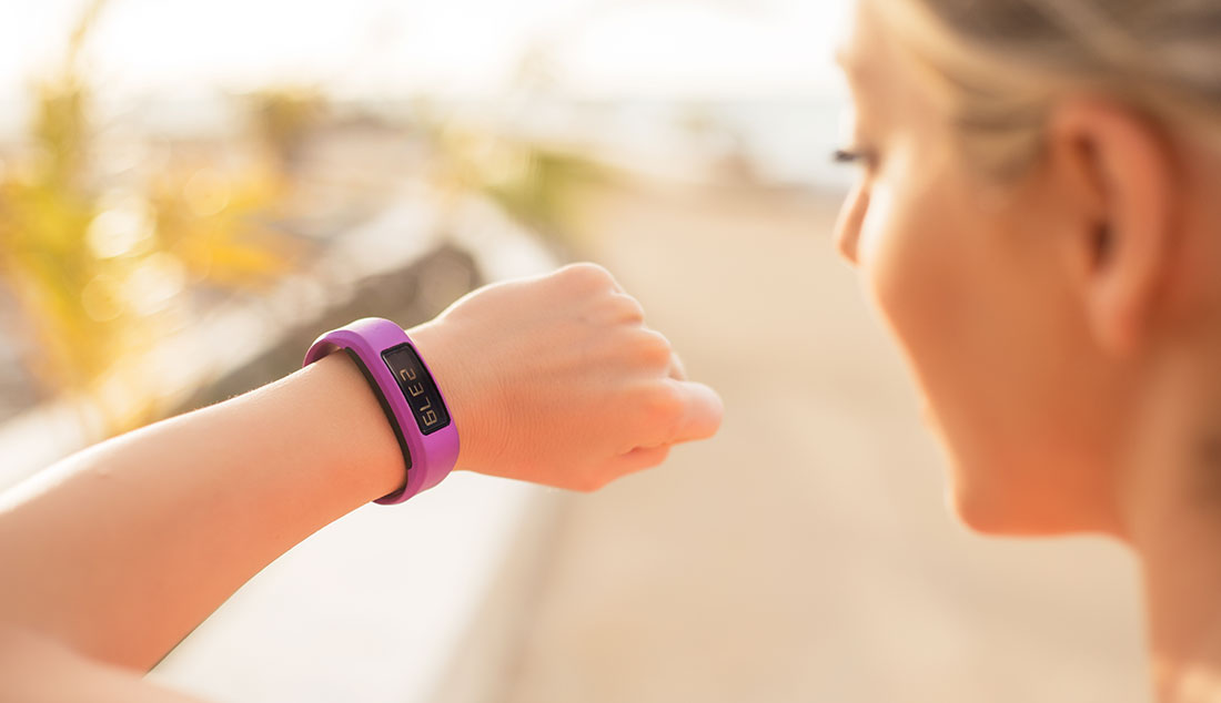 Γυναίκα κοιτάει το ρολόι της