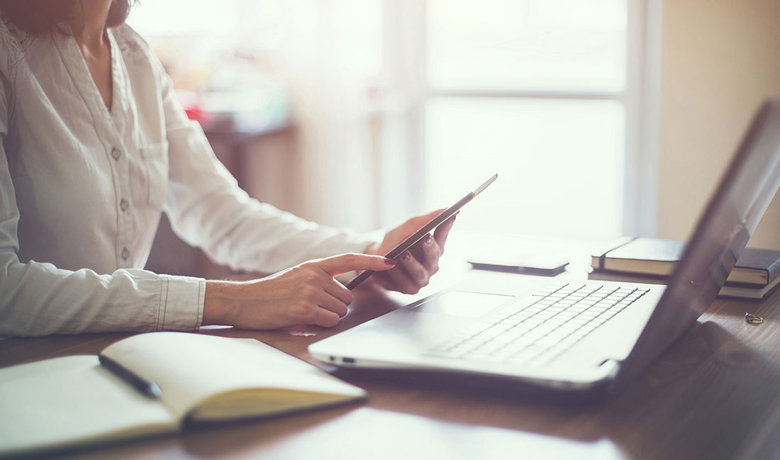 Γυναίκα κοιτάει στο κινητό Γυναίκα κοιτάει στο κινητό