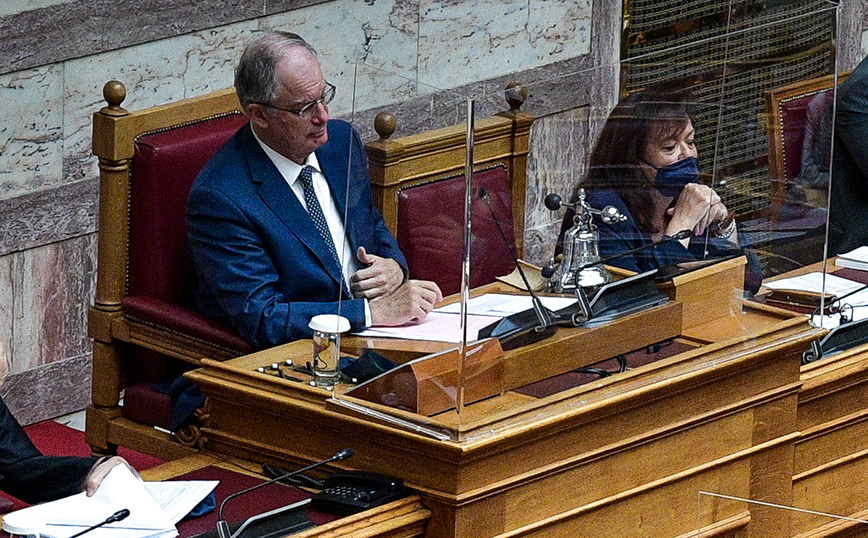 Προστατευτικό κουβούκλιο από πλεξιγκλάς τοποθετήθηκε γύρω από τον πρόεδρο της Βουλής λόγω κορονοϊού Προστατευτικό κουβούκλιο από πλεξιγκλάς τοποθετήθηκε γύρω από τον πρόεδρο της Βουλής λόγω κορονοϊού