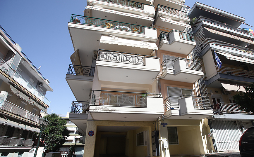 Μητροκτονία στη Θεσσαλονίκη: «Τον ακούγαμε να φωνάζει και να τσιρίζει μέσα στο διαμέρισμα»