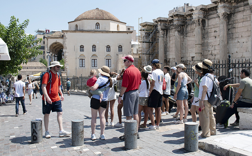 Τα έσοδα ρεκόρ του ελληνικού τουρισμού έγιναν θέμα σε Le Figaro και Der Spiegel