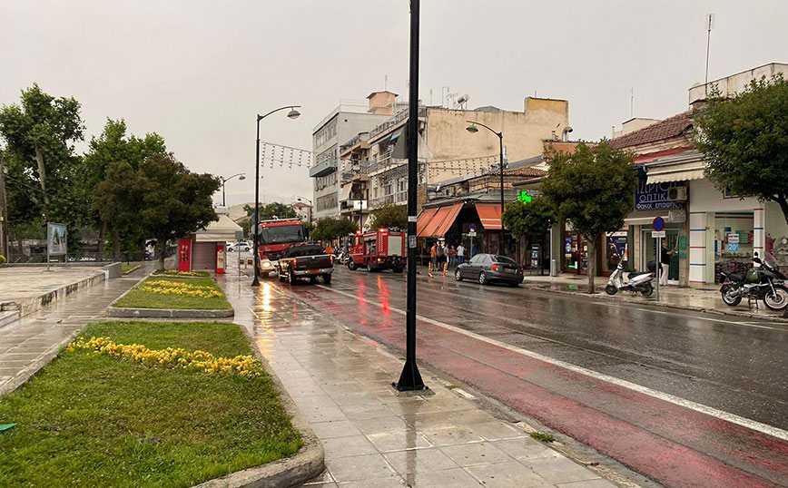 Χάλασε ο καιρός στα Τρίκαλα: Μπουρίνι ξήλωσε στέγες και έριξε δέντρα