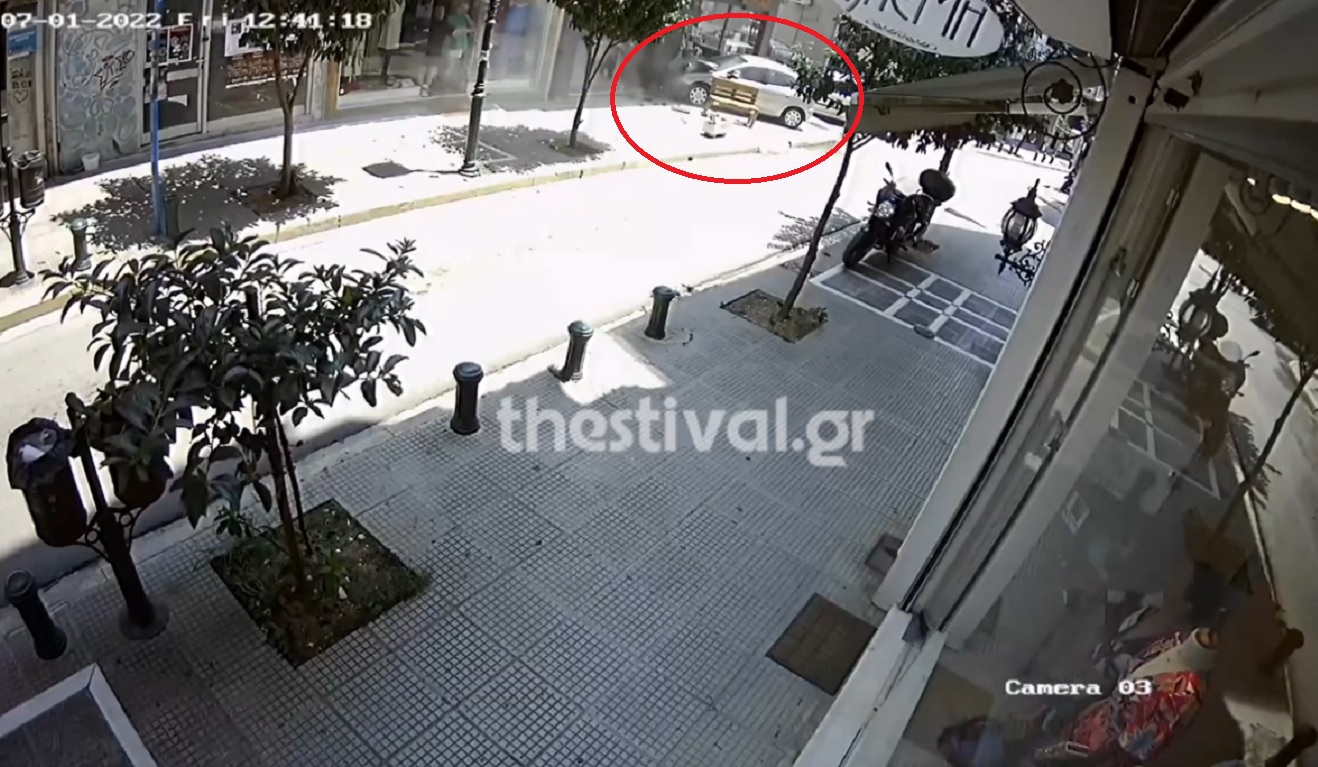 Σοκαριστικό βίντεο με τροχαίο στη Θεσσαλονίκη: Αυτοκίνητο κατέληξε σε βιτρίνα καταστήματος