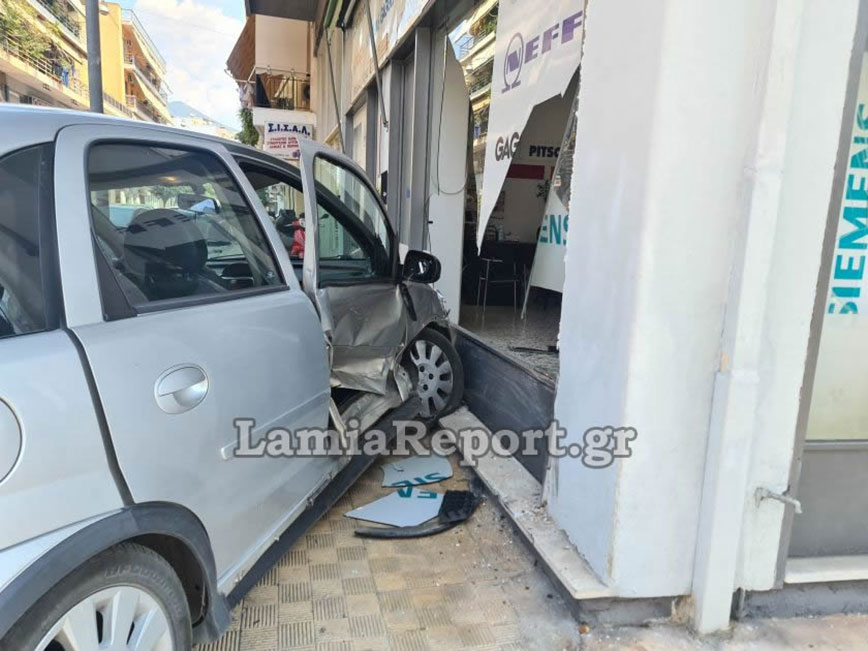 Λαμία: Παραβίασε stop, τράκαρε με διερχόμενο αμάξι και έπεσε πάνω σε βιτρίνα καταστήματος – Δείτε το βίντεο