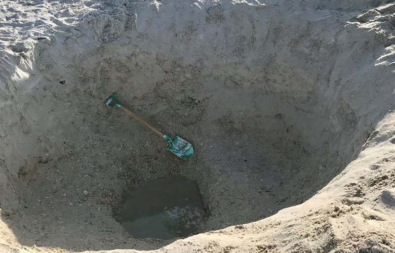 Νέα πρόκληση στο TikTok: Γέμισαν με τρύπες οι παραλίες της Φλόριντα &#8211; «Πόσο βαθιά μπορείς να σκάψεις;»