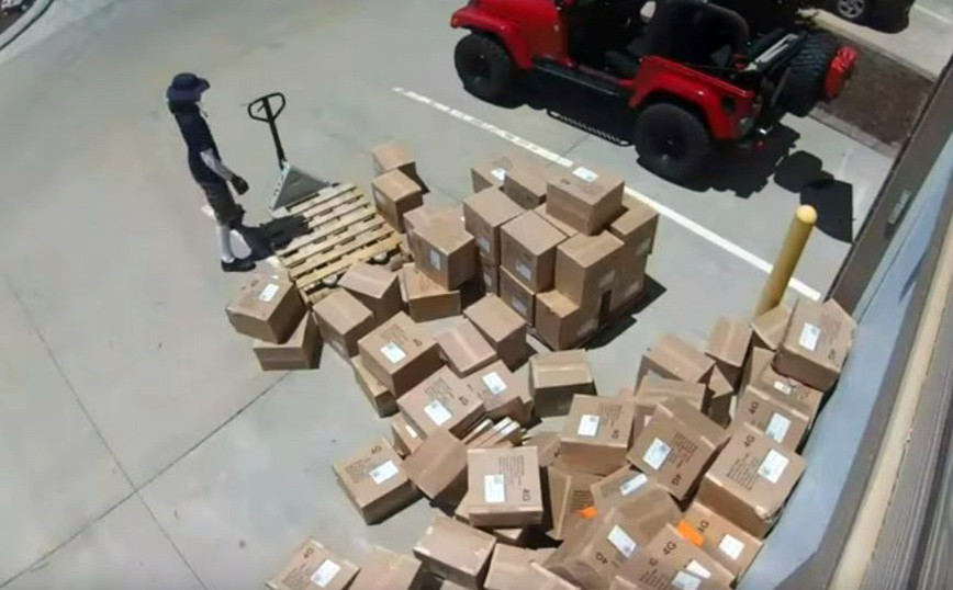 Μια πολύ κακή μέρα στη δουλειά ενός υπαλλήλου αποθήκης