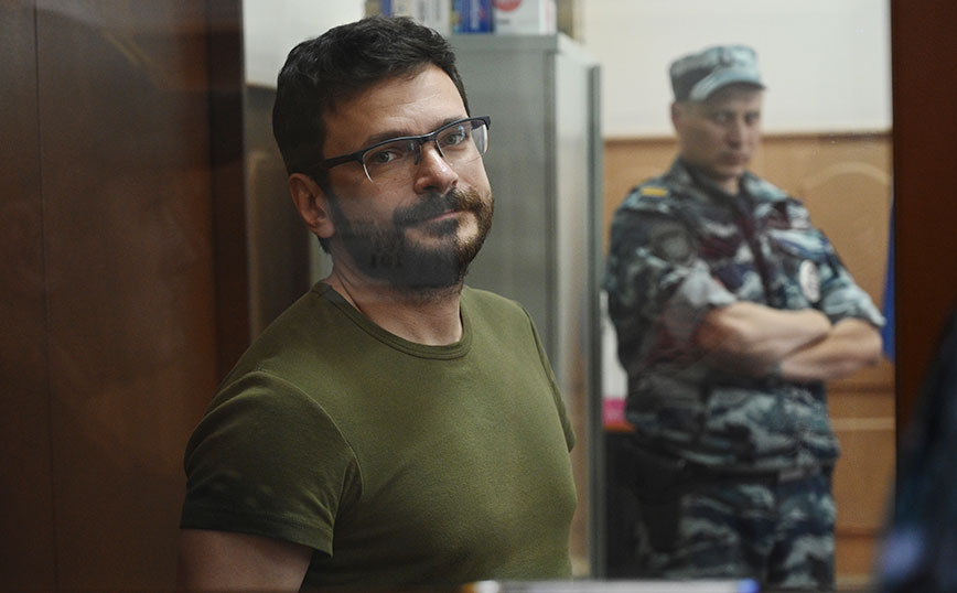 Ρωσία: Στη φυλακή δημοφιλής πολιτικός αντίπαλος του Πούτιν – Μίλησε για εγκλήματα πολέμου στην Ουκρανία